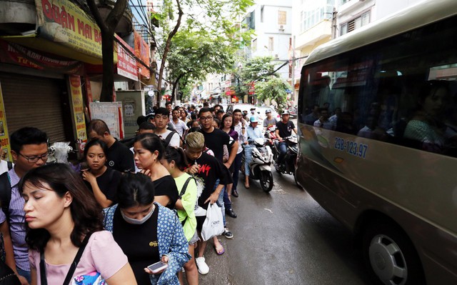 Hà Nội: Chen nhau xếp hàng mua bánh Trung thu khiến phố Thụy Khuê ùn tắc nghiêm trọng - Ảnh 2.