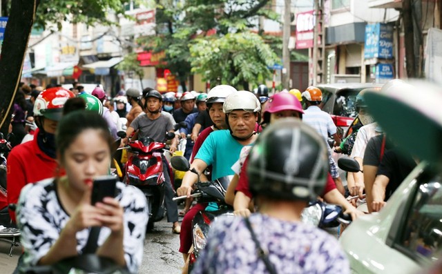 Hà Nội: Chen nhau xếp hàng mua bánh Trung thu khiến phố Thụy Khuê ùn tắc nghiêm trọng - Ảnh 3.