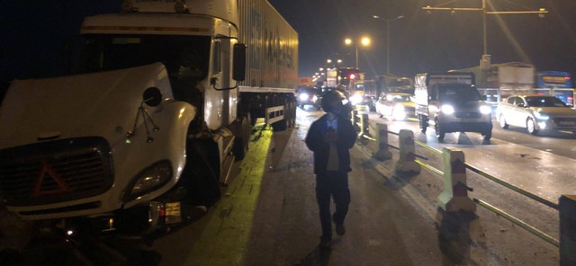 Kinh hãi xe container tông hàng loạt xe trên cầu Thanh Trì, khiến 1 người văng xuống sông - Ảnh 2.