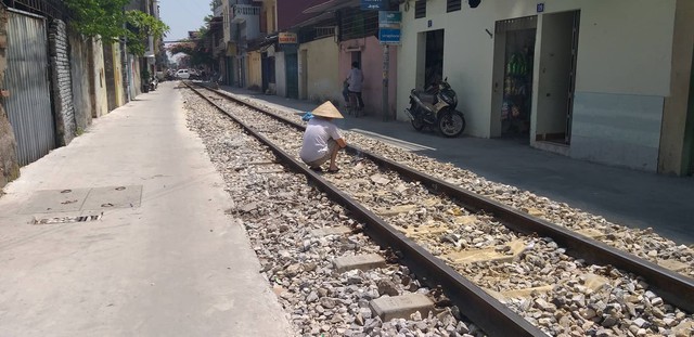 Hải Phòng: Người dân chiếm dụng hành lang, mở lối đi qua đường sắt - Ảnh 2.