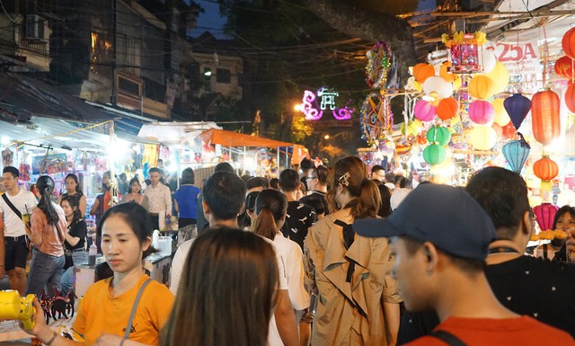 Hà Nội: Dân đổ lên phố cổ đêm Trung thu vui chơi và ngao ngán lắc đầu nhìn đâu cũng thấy người - Ảnh 10.