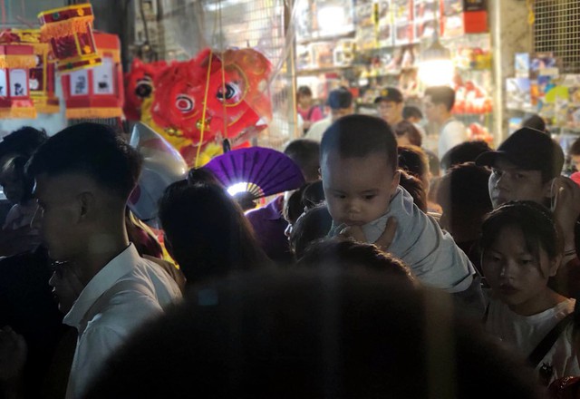 Hà Nội: Dân đổ lên phố cổ đêm Trung thu vui chơi và ngao ngán lắc đầu nhìn đâu cũng thấy người - Ảnh 15.