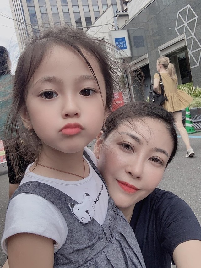 Mẹ con Hoa hậu Hà Kiều Anh khám phá chợ cá Tsukiji - Ảnh 1.