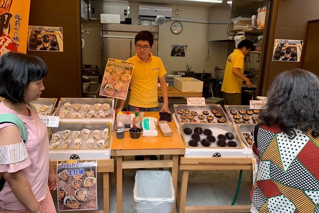 Mẹ con Hoa hậu Hà Kiều Anh khám phá chợ cá Tsukiji - Ảnh 4.