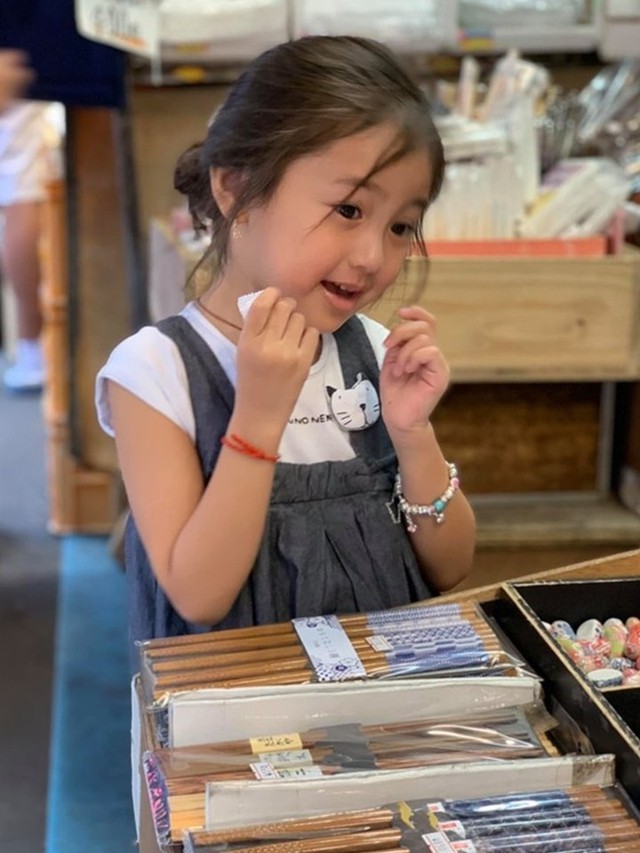 Mẹ con Hoa hậu Hà Kiều Anh khám phá chợ cá Tsukiji - Ảnh 6.
