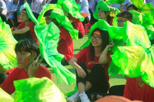 Nghệ An: Hàng ngàn cổ động viên tiếp lửa cho nhà leo núi olympia Trần Thế Trung - Ảnh 3.