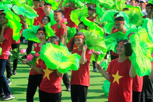 Nghệ An: Hàng ngàn cổ động viên tiếp lửa cho nhà leo núi olympia Trần Thế Trung - Ảnh 1.