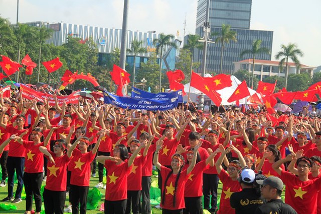 Nghệ An: Hàng ngàn cổ động viên tiếp lửa cho nhà leo núi olympia Trần Thế Trung - Ảnh 2.