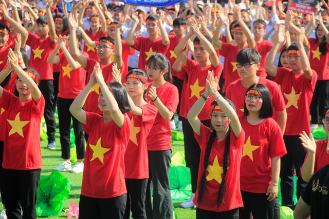 Nghệ An: Hàng ngàn cổ động viên tiếp lửa cho nhà leo núi olympia Trần Thế Trung - Ảnh 4.