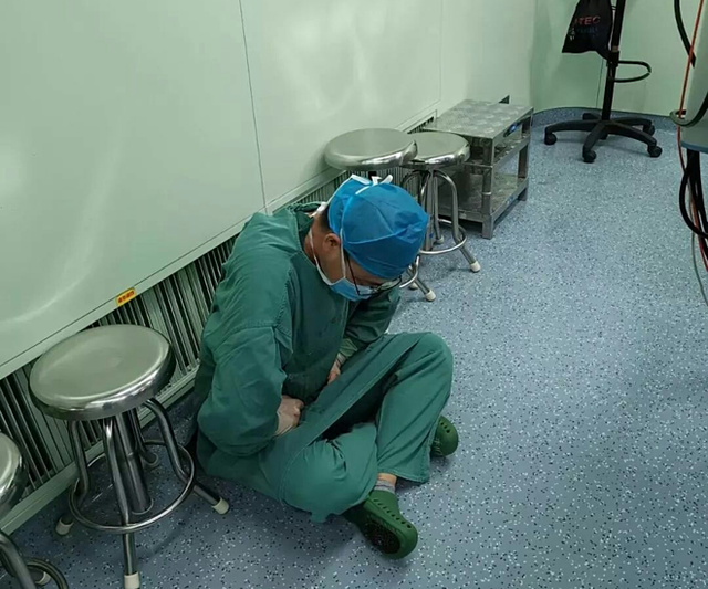 Bác sĩ ngồi bệt vì đau sau ca mổ dài 16 tiếng  - Ảnh 1.