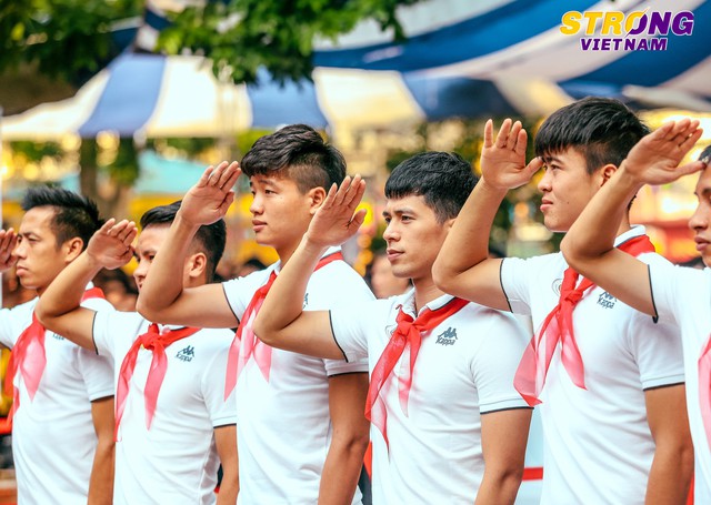Đình Trọng, Quang Hải tham gia chào cờ đầu tuần với học sinh trường THCS Nguyễn Trường Tộ - Ảnh 1.