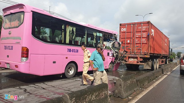 Ôtô khách tông xe container ở Sài Gòn, 4 người bị thương - Ảnh 1.