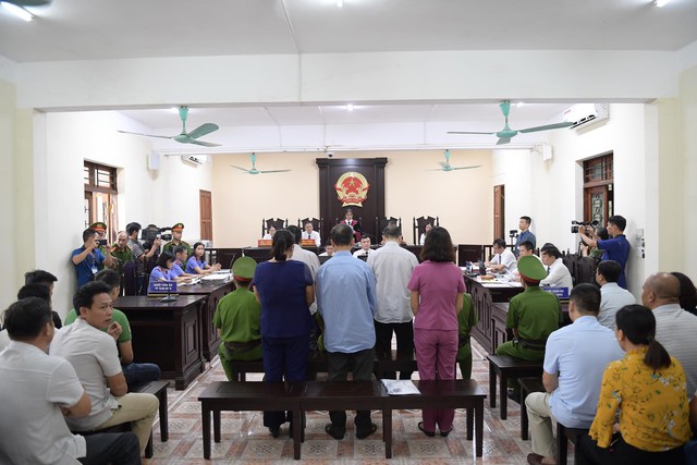 Hoãn tòa xử vụ gian lận thi cử ở Hà Giang vì vắng mặt hơn trăm người! - Ảnh 2.