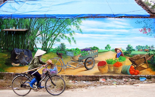 Ngôi làng giữa Hà Nội bỗng đẹp nao lòng bởi những bức tranh tường