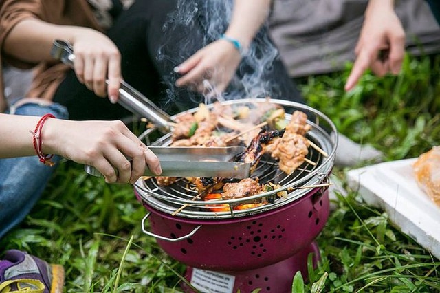 Choáng váng, suýt ngất vì ăn lẩu, bác sĩ chỉ ra sai lầm tai hại - Ảnh 1.