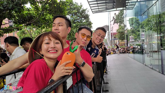Người Việt xếp hàng trước 1 ngày ở Singapore chờ mở bán iPhone 11 - Ảnh 7.