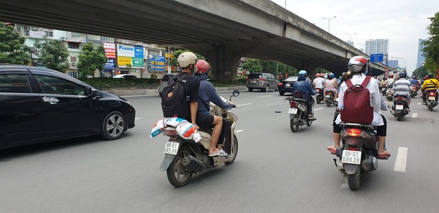 Dòng người tay xách, nách mang trở lại Hà Nội sau kỳ nghỉ Quốc khánh 2/9 - Ảnh 4.