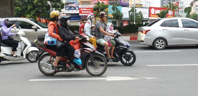 Dòng người tay xách, nách mang trở lại Hà Nội sau kỳ nghỉ Quốc khánh 2/9 - Ảnh 5.