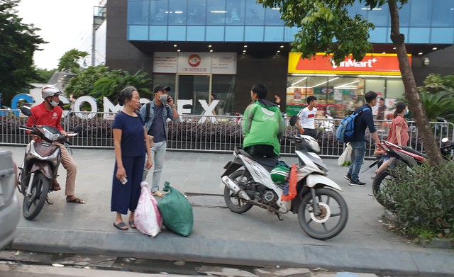 Dòng người tay xách, nách mang trở lại Hà Nội sau kỳ nghỉ Quốc khánh 2/9 - Ảnh 17.