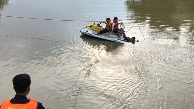 Taxi lao xuống sông, hành khách tử vong, tài xế mất tích - Ảnh 4.