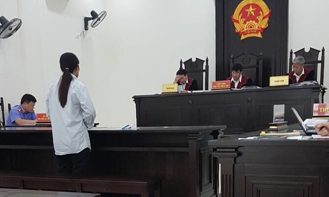Ng&atilde; gi&aacute; mua d&acirc;m trong nh&agrave; vệ sinh - Ảnh 1.