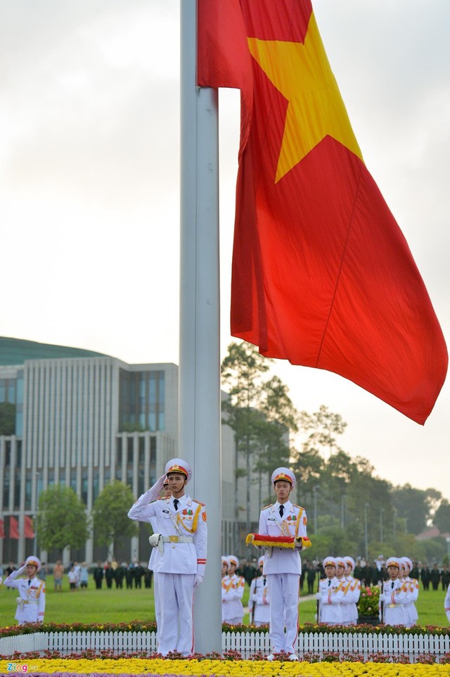 Nghi lễ thượng cờ ở Lăng Chủ tịch Hồ Chí Minh - Ảnh 6.