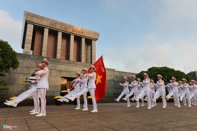 Nghi lễ thượng cờ ở Lăng Chủ tịch Hồ Chí Minh - Ảnh 8.