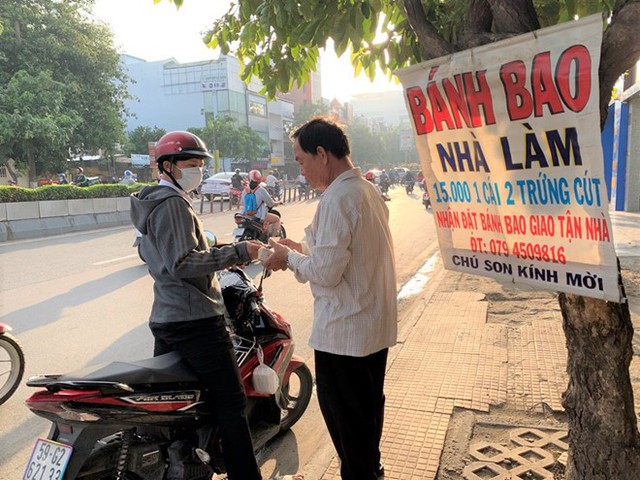 Kỳ lạ xe bánh bao nhà làm 40 năm giữa Sài Gòn, chỉ bán đúng 100 cái/ngày - Ảnh 2.