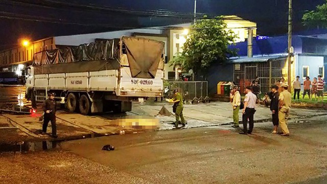 Xe tải cán chết người phụ nữ gần chợ đầu mối Bình Điền - Ảnh 1. Xe tải cán chết người phụ nữ gần chợ đầu mối Bình Điền - Ảnh 1.