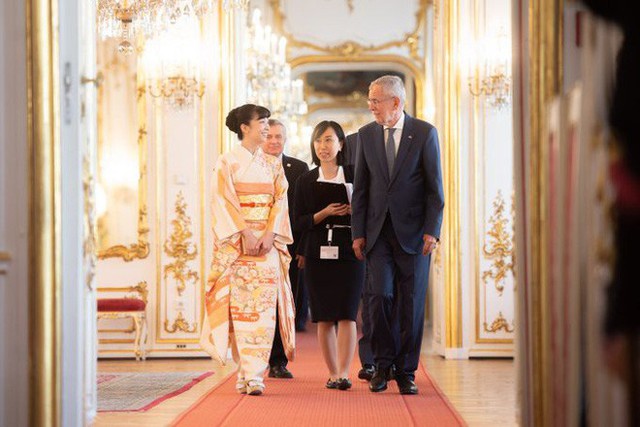Công chúa Nhật Bản gây bất ngờ trong chuyến công du nước ngoài đầu tiên với màn lột xác từ diện mạo đến thần thái - Ảnh 2.