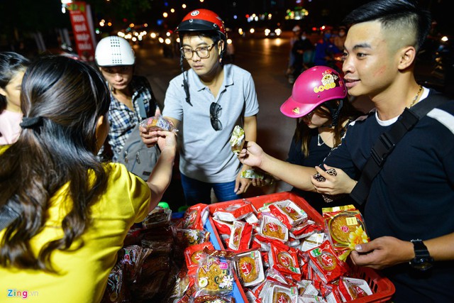 Bán tháo bánh Trung thu giá siêu rẻ, khách đổ xô mua - Ảnh 5.