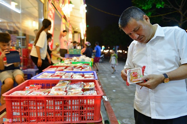 Bán tháo bánh Trung thu giá siêu rẻ, khách đổ xô mua - Ảnh 8.