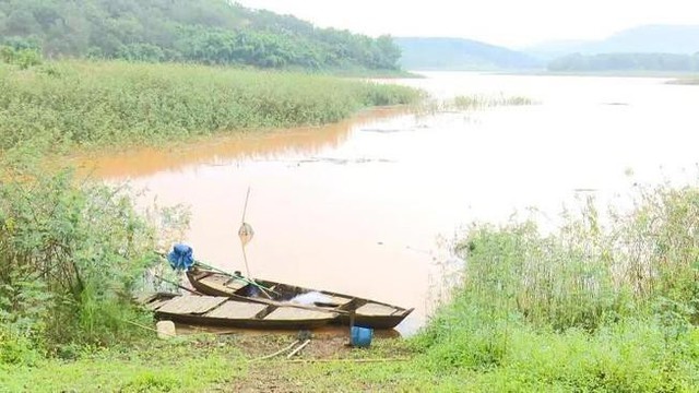 Chèo thuyền ra hồ chơi, 3 nam sinh lớp 9 tử vong - Ảnh 1.