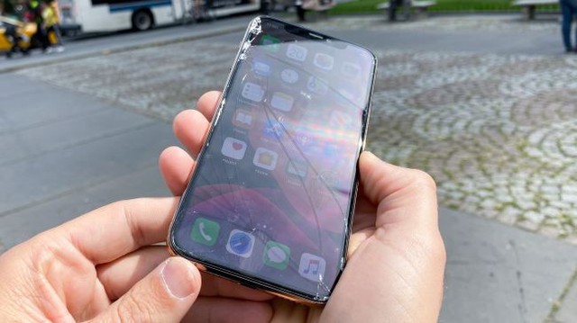 Màn hình iPhone 11 Pro vỡ nát sau cú rơi nhẹ bên thềm Apple Store - Ảnh 1.
