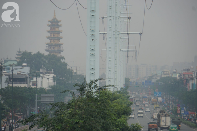 TP.HCM từ sáng đến chiều mịt mù khói sương, người dân đeo khẩu trang, trùm kín mít khi ra đường vì sợ ô nhiễm - Ảnh 11.