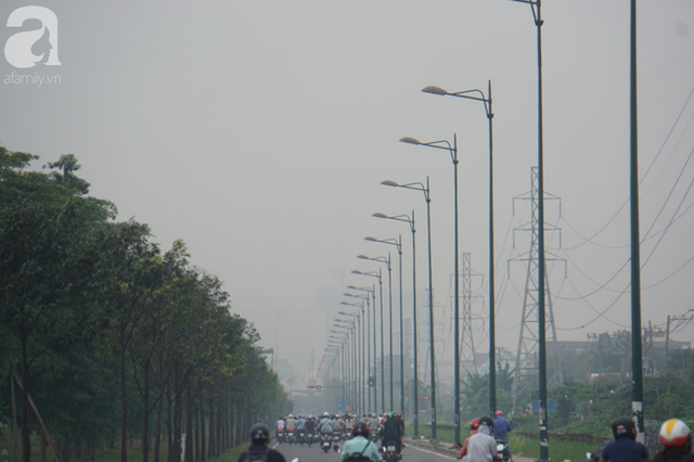 TP.HCM từ sáng đến chiều mịt mù khói sương, người dân đeo khẩu trang, trùm kín mít khi ra đường vì sợ ô nhiễm - Ảnh 13.