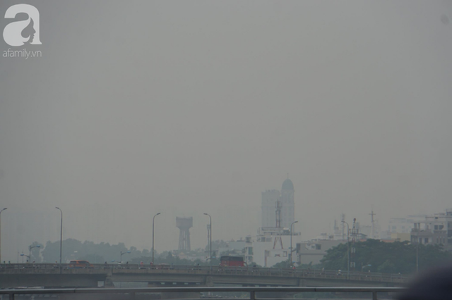 TP.HCM từ sáng đến chiều mịt mù khói sương, người dân đeo khẩu trang, trùm kín mít khi ra đường vì sợ ô nhiễm - Ảnh 17.