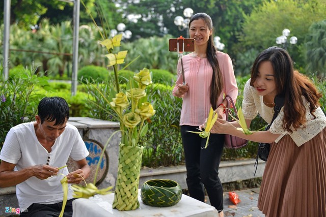 Kiếm tiền triệu mỗi ngày từ nghề đan lá dừa - Ảnh 3.