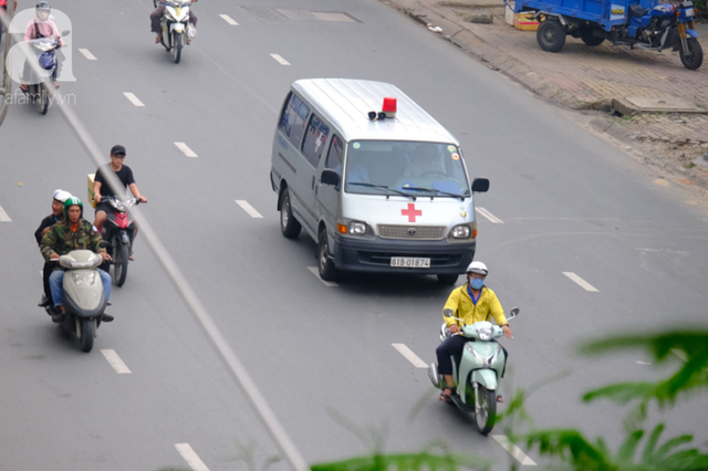 TP.HCM từ sáng đến chiều mịt mù khói sương, người dân đeo khẩu trang, trùm kín mít khi ra đường vì sợ ô nhiễm - Ảnh 5.