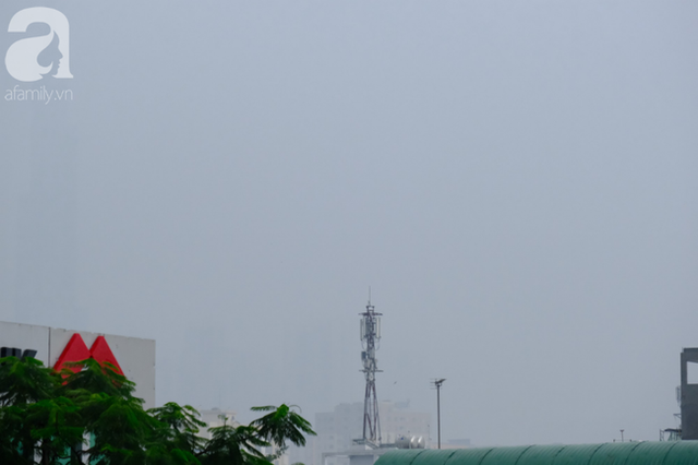 TP.HCM từ sáng đến chiều mịt mù khói sương, người dân đeo khẩu trang, trùm kín mít khi ra đường vì sợ ô nhiễm - Ảnh 8.