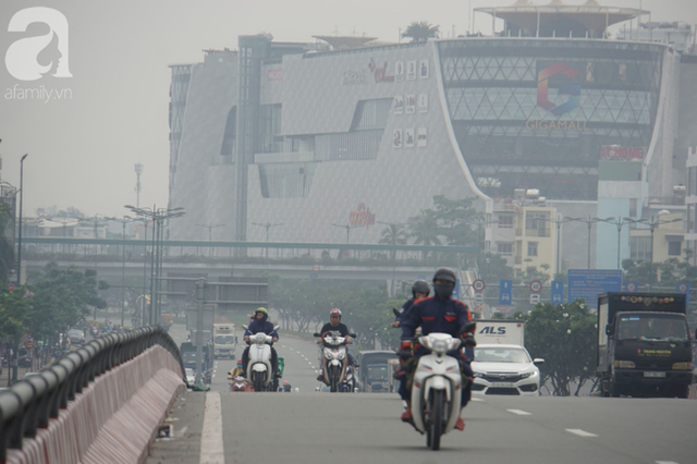 TP.HCM từ sáng đến chiều mịt mù khói sương, người dân đeo khẩu trang, trùm kín mít khi ra đường vì sợ ô nhiễm - Ảnh 10.