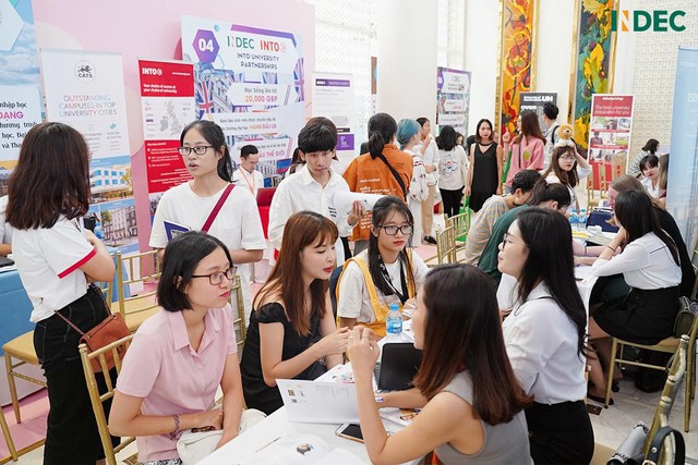 Hơn 2000 sinh viên Hà Nội không ngại nắng nôi đến tham dự Indec International Fair 2019 - Ảnh 3.