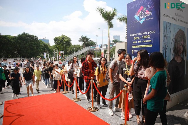 Hơn 2000 sinh viên Hà Nội không ngại nắng nôi đến tham dự Indec International Fair 2019 - Ảnh 1.