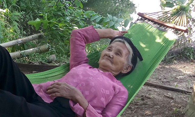 Cụ bà 83 tuổi nằng nặc xin trả sổ hộ nghèo  - Ảnh 2.