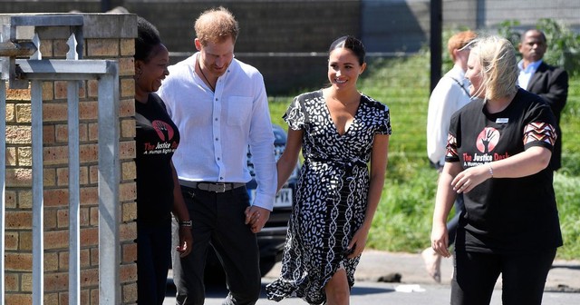 Hoàng tử Harry trải chăn cho vợ ngồi, âu yếm vuốt tóc Meghan Markle cùng một loạt hành động ngôn tình khác khiến chị em phát sốt - Ảnh 1.