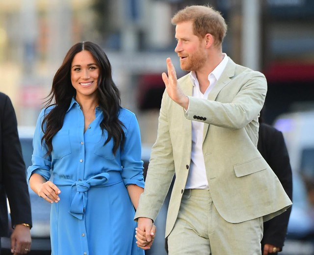 Hoàng tử Harry trải chăn cho vợ ngồi, âu yếm vuốt tóc Meghan Markle cùng một loạt hành động ngôn tình khác khiến chị em phát sốt - Ảnh 2.