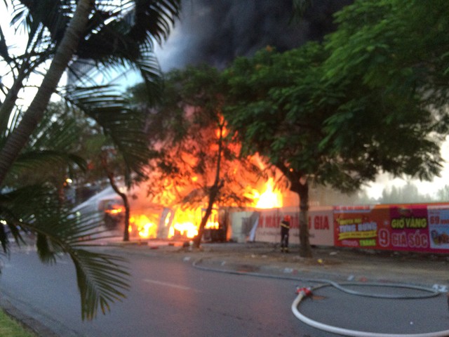 Hải Phòng: Cháy lớn ở siêu thị điện máy Hoàng Gia - Ảnh 2.