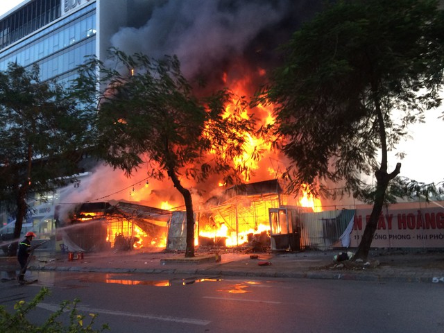 Hải Phòng: Cháy lớn ở siêu thị điện máy Hoàng Gia - Ảnh 1.