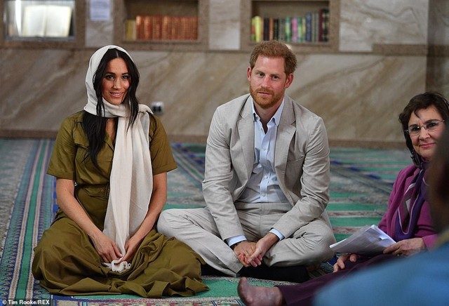 Meghan Markle bị chê kém tinh tế, thua xa chị dâu Kate khi lần đầu tiên đội khăn trùm đầu theo kiểu Hồi giáo - Ảnh 3.