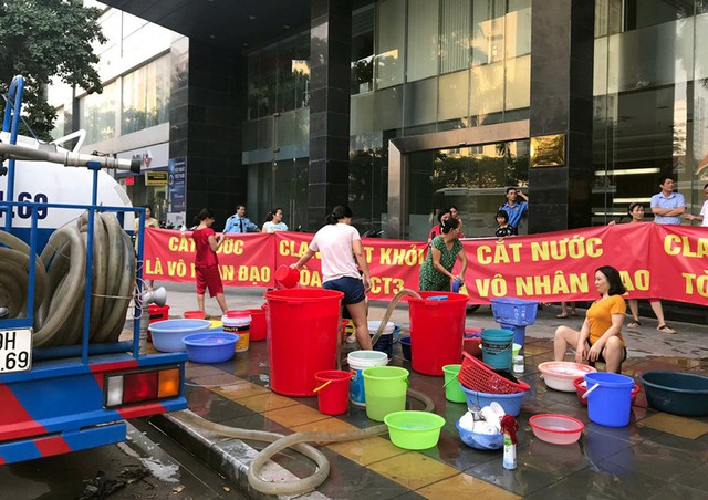Hà Nội: Bị cắt nước, dân chung cư cao cấp xuống sảnh tòa nhà giặt giũ quần áo, rửa bát đũa - Ảnh 2.